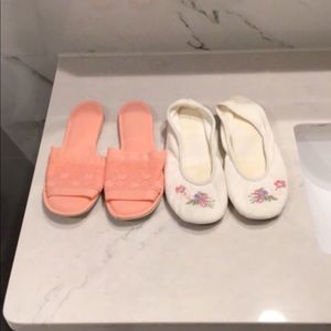 2 cute slippers